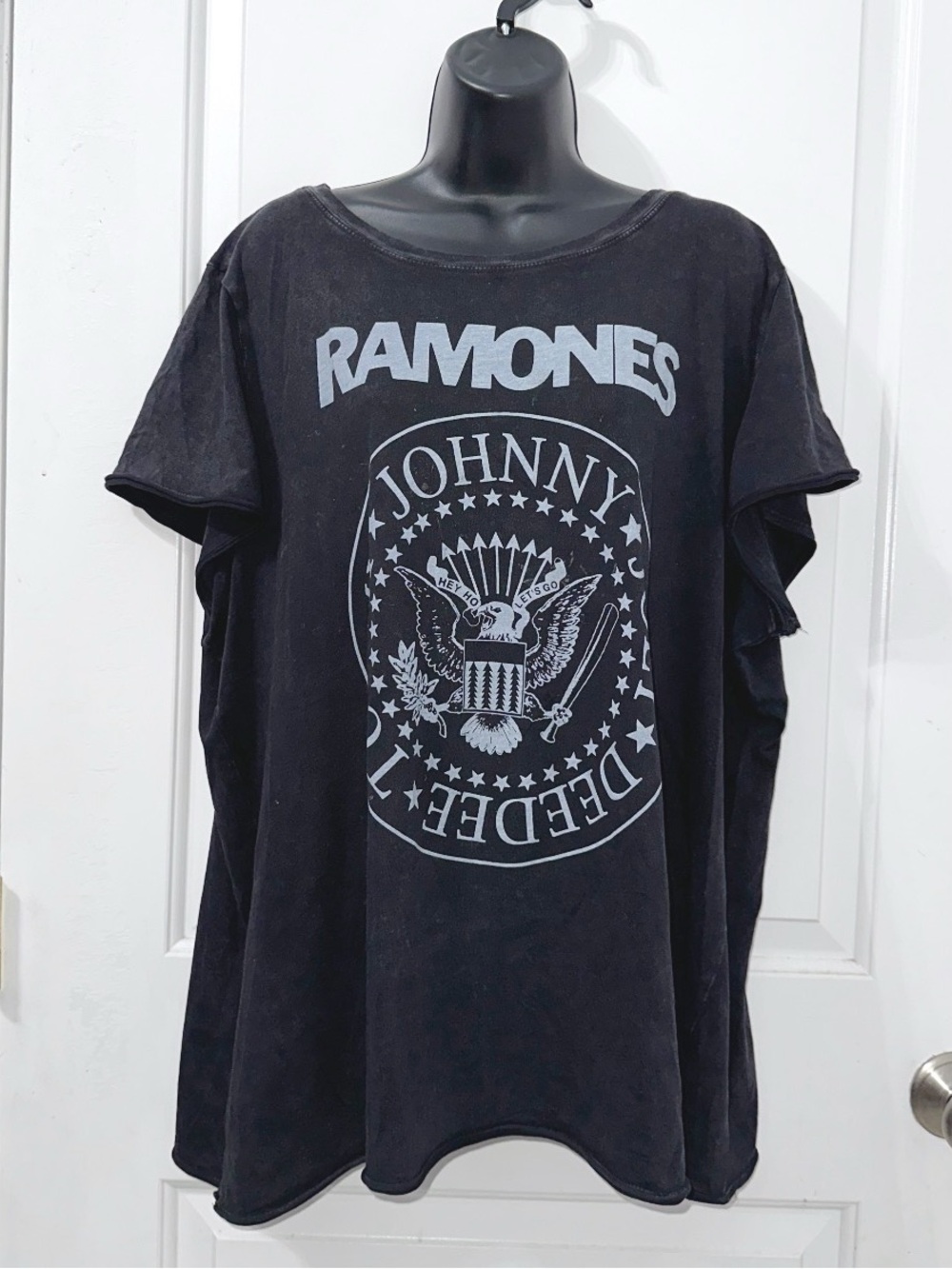 Torrid Ramones vintage style black presidential seal band t-shirt, size 2x